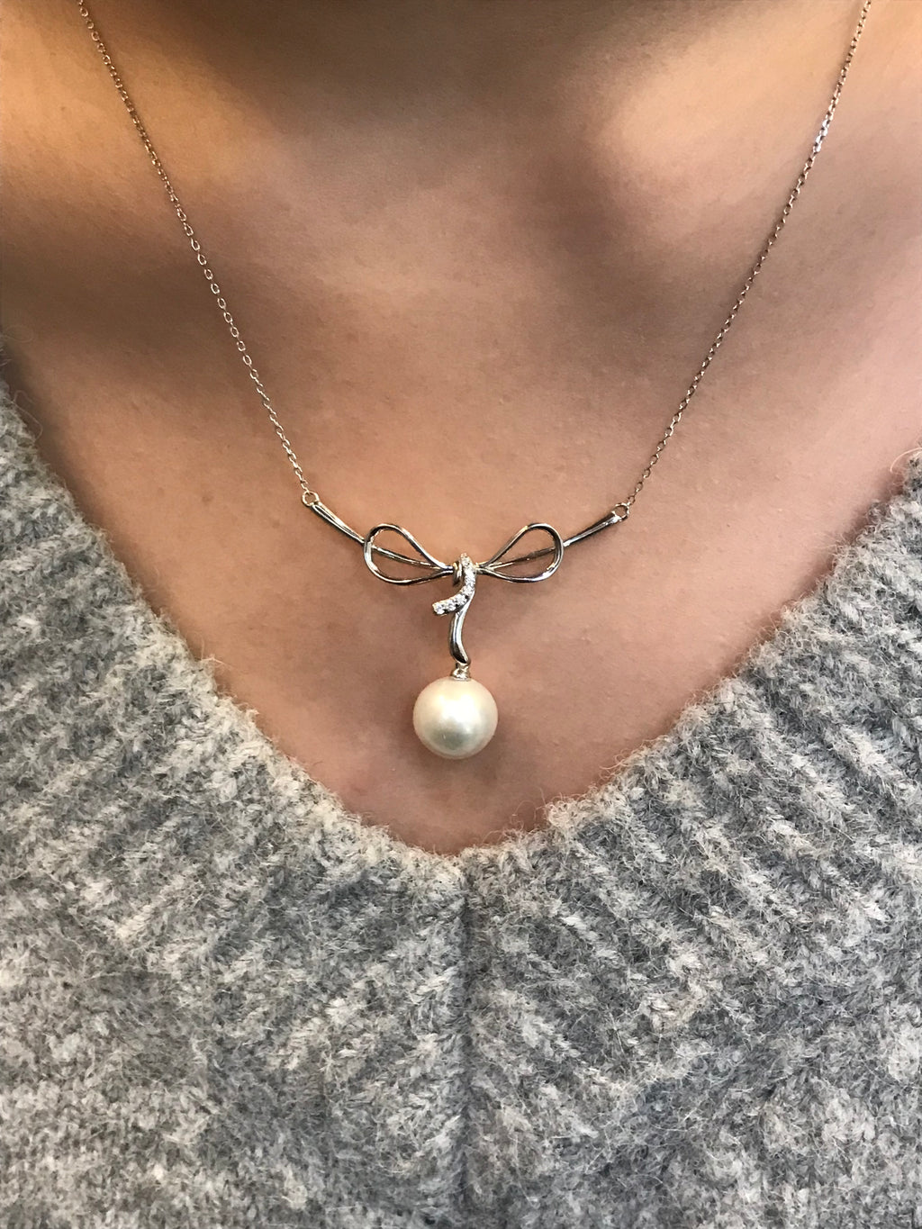 Ribbon Bow & Pearl Pendant Necklace in Gold
