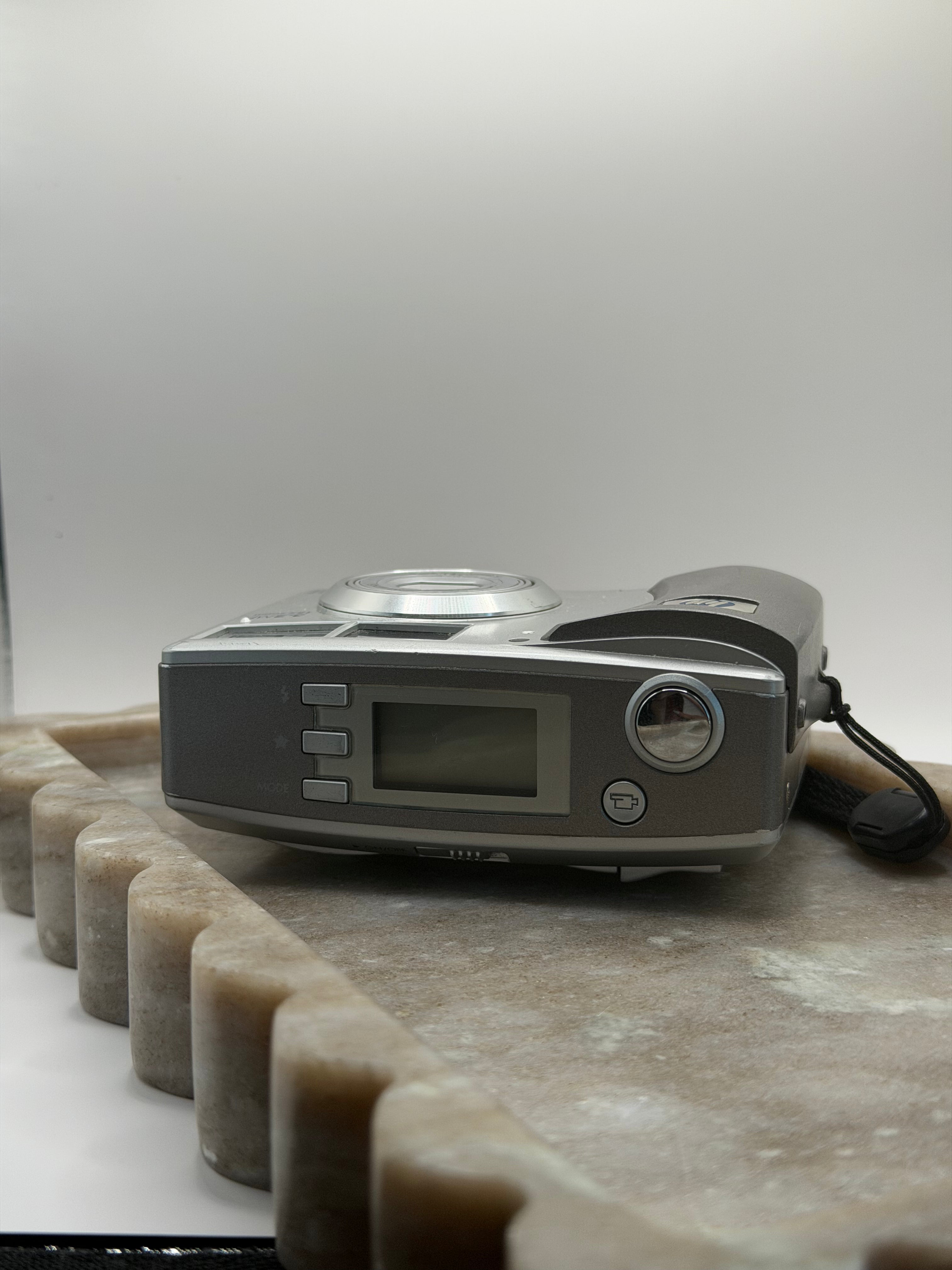 HP photosmart 735 Digital Camera in Sliver