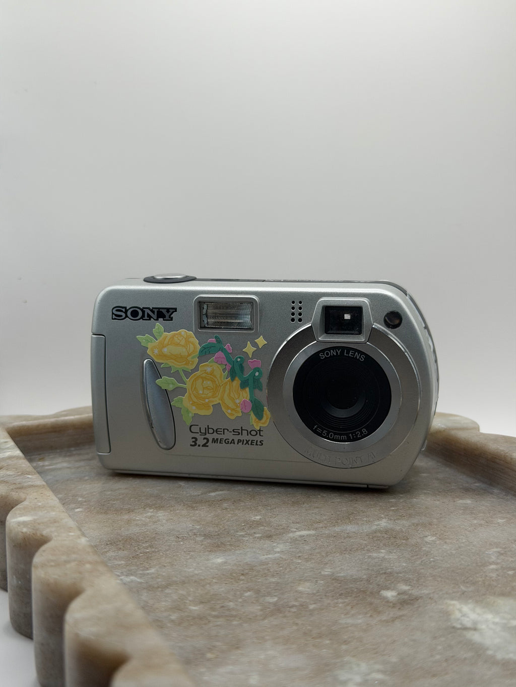 Sony cyber shot 3.2 megapixels DSC P32 Digital Camera in Sliver