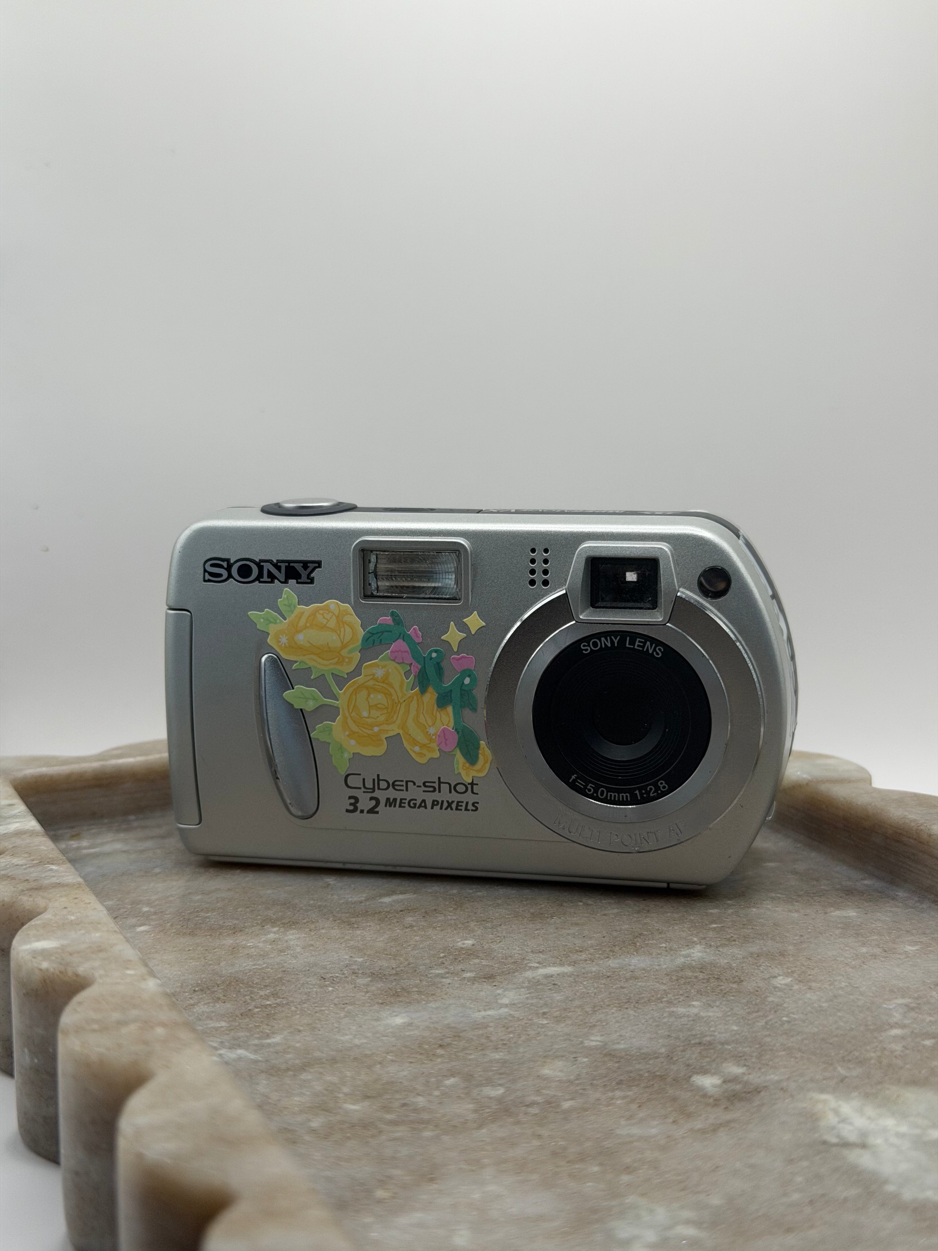 Sony cyber shot 3.2 megapixels DSC P32 Digital Camera in Sliver