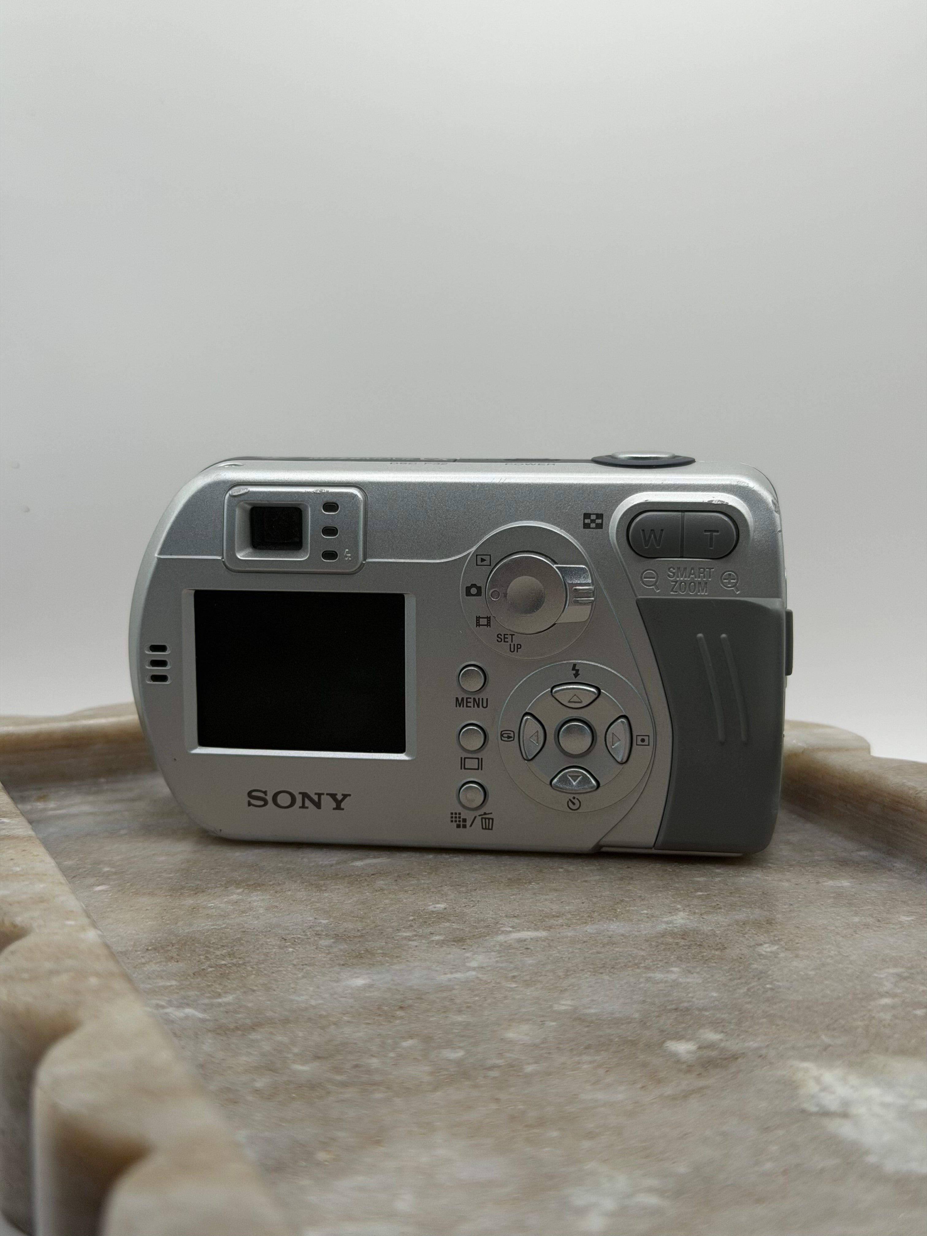 Sony cyber shot 3.2 megapixels DSC P32 Digital Camera in Sliver